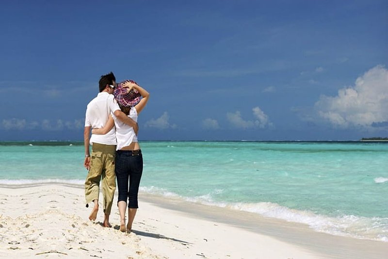 desktop-wallpaper-couple-beach-widescreen-for-backgound-love-couple