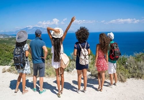 230725152449-01-group-friend-vacation-tips-top